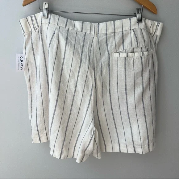 Old Navy Extra High-Waisted Taylor Trouser
Shorts XL - Picture 9 of 10